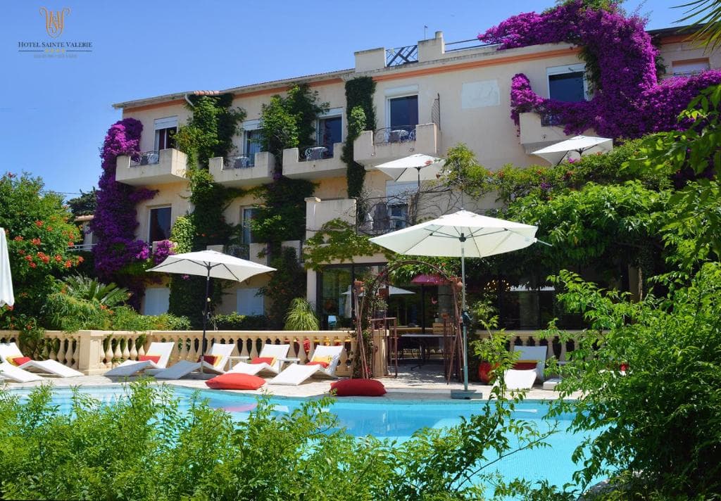 Vue sur la piscine de l'Hôtel Sainte-Valérie